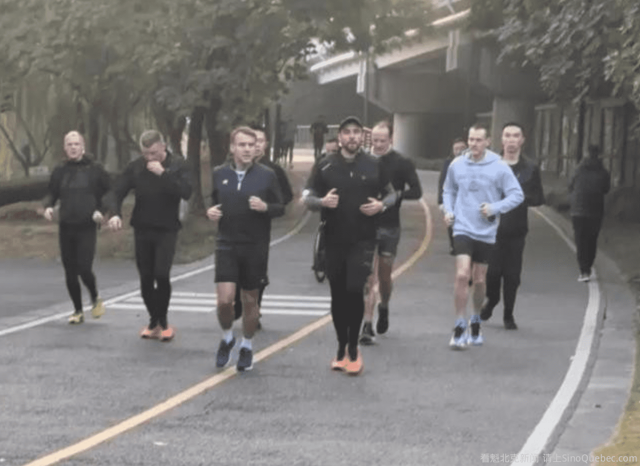 马克龙真抗冻 穿短裤成都晨跑 七八个保镖排场大
