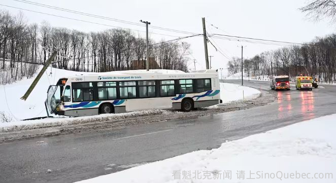 魁省公交冲出道路撞断电线杆 多人受伤 上千户停电