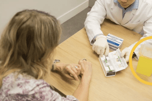 魁省五家药房垄断高价特效药