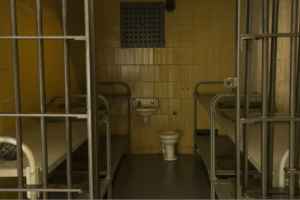 魁省牢房关闭时间提前至晚上8点引发震荡