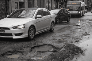 汽车因为道路坑洞损坏后，该如何向市政府提出索赔？