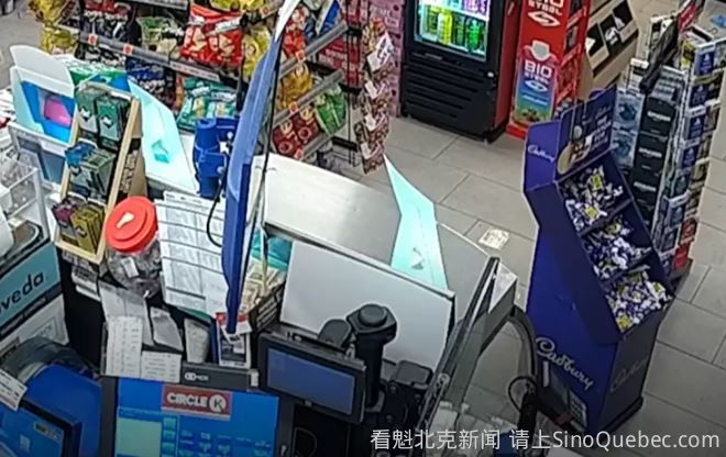 男子持棒抢劫便利店店员反击后被控严重袭击