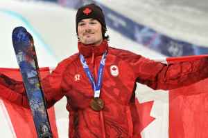 加拿大运动员在梦想的赛道上艰难滑行