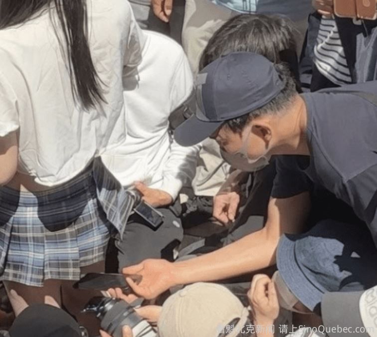 日本桥街头祭爆丑闻两女Coser遭百男包围狂拍裙底